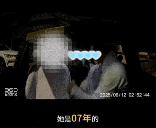 坏透了！外籍男子带女孩坐出租车，司机察觉女孩年纪比较小，有些不放心，他就中文问女