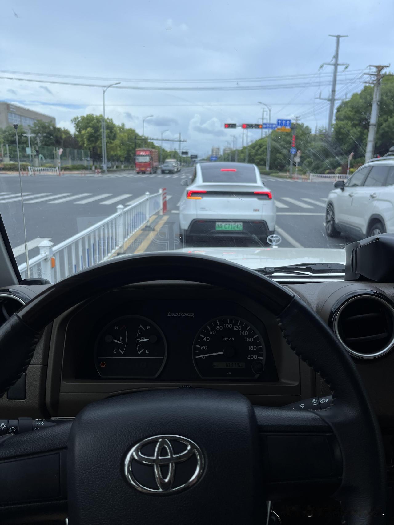 不少人都聊过这个设想，幸好当年丰田没有直接把油混的电池做大。其实原理很简单