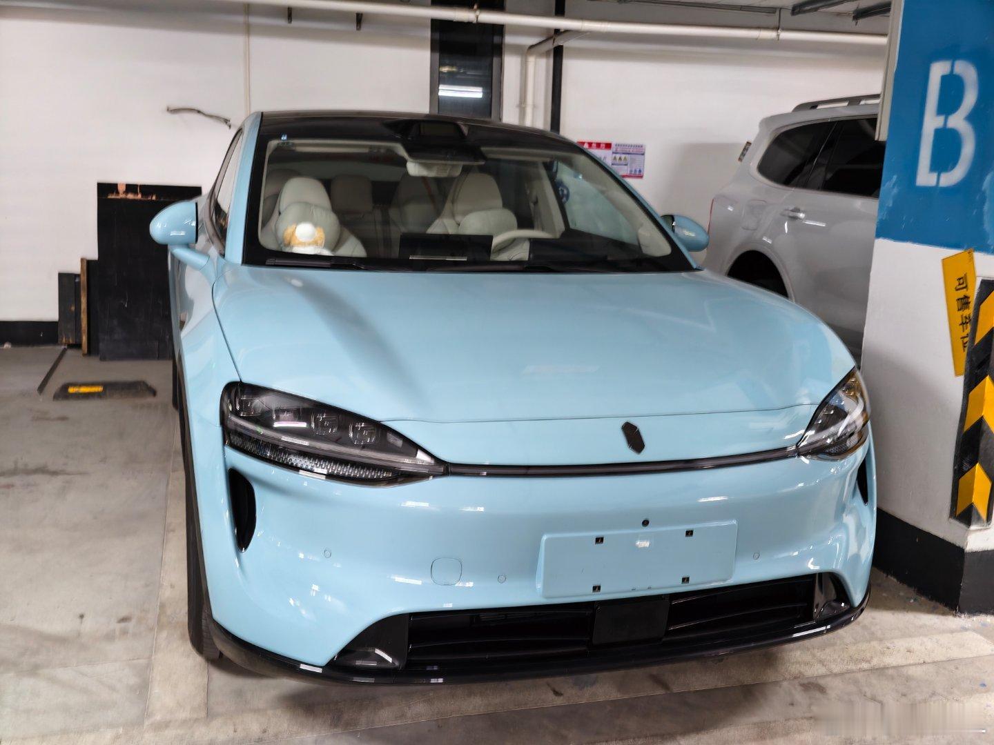 一大早的惊喜暴击！收到了我的智界R7的车牌啦！这还是我的第一辆电车+第一张绿牌，