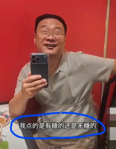 近日，某涮肉店内，三位男顾客点无糖可乐被服务员上成普通款。顾客以同行有糖尿病患者