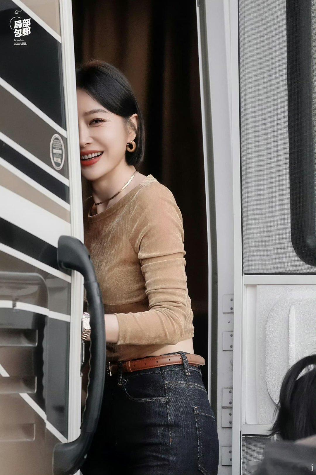 秦岚身穿碎花连衣裙，展露紧实的手臂肌肉线条，这个状态太绝了，好火辣的身材呜呜呜[