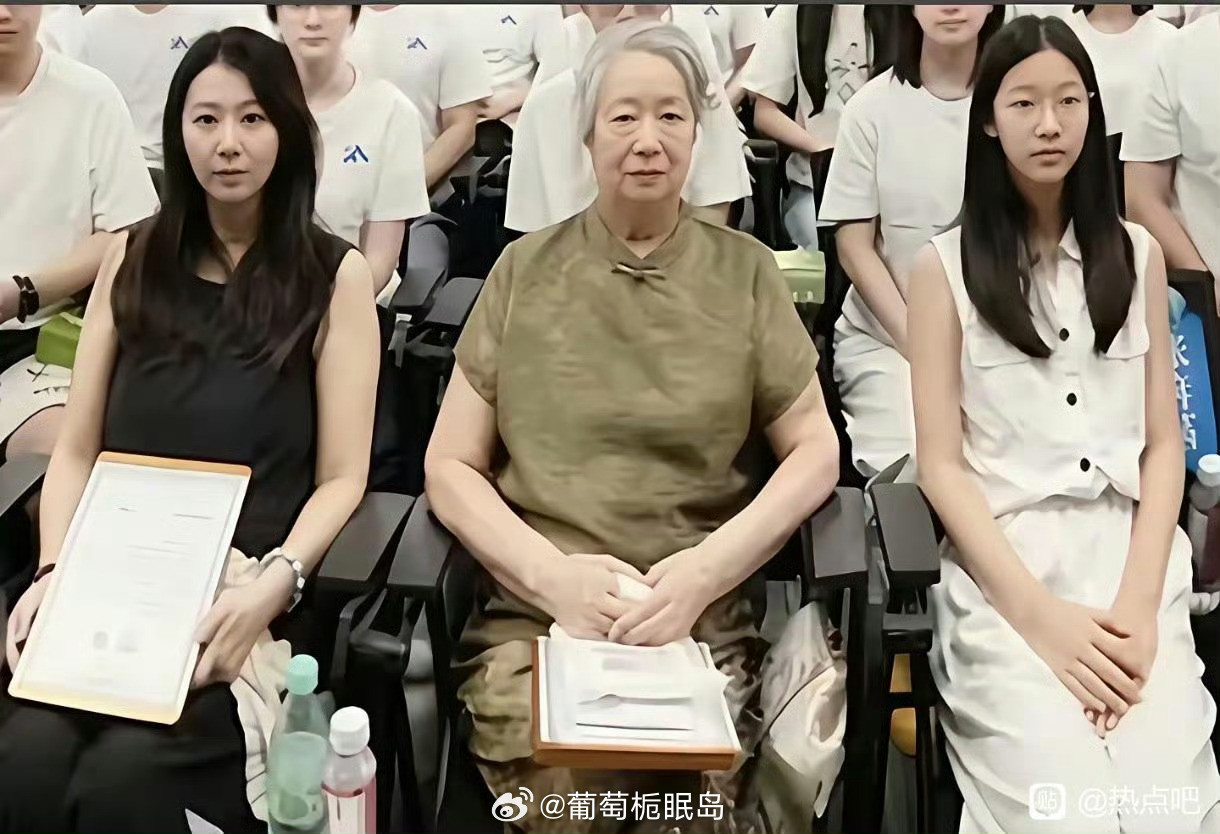 张雪峰走了，他的女儿和妈妈还有妻子代替他参加股东见面会​​​​