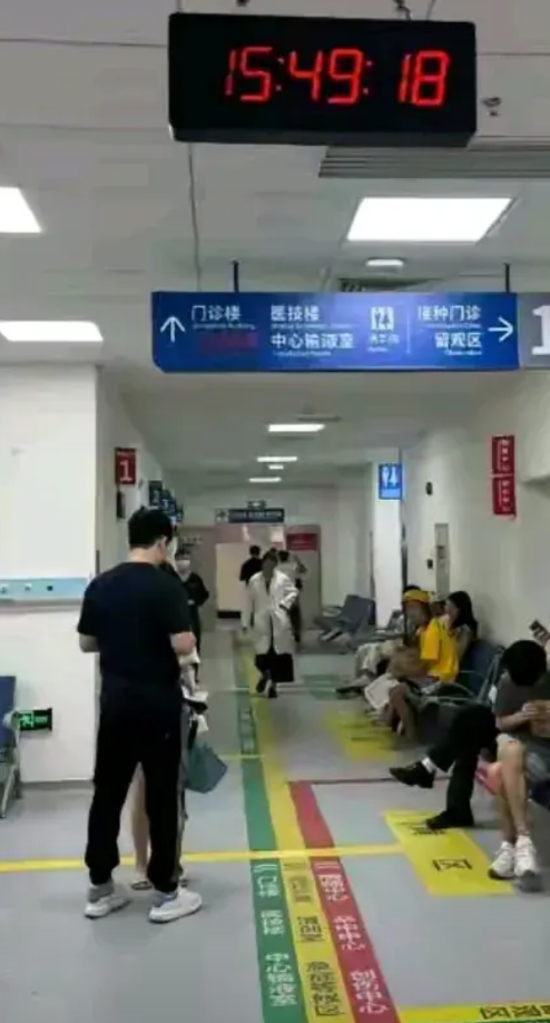 今天早上楼下邻居一个48岁的男子脑出血被120拉走了，听说到医院没有半个小时就去