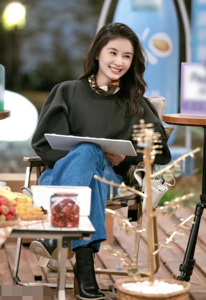 王子文本人的身材比较娇小，如果穿上浅色的卫衣，她也难逃显胖的效果。好在她选择了