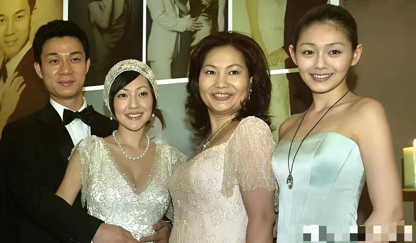 大s比小s大两岁，但是小s先出嫁。小s治家准则打死也不离，而姐姐家有点风声马上搞