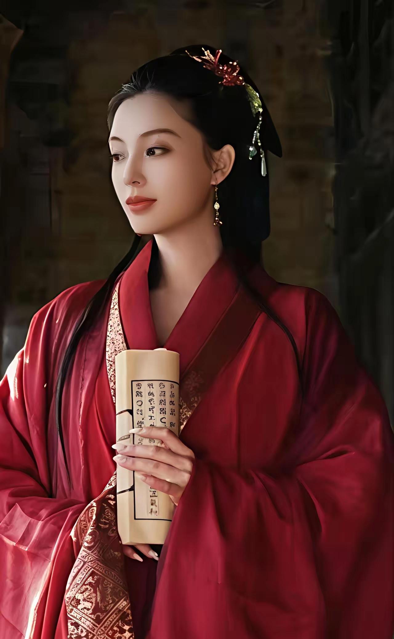 最近陕北米脂县秧歌队总指挥高梦瑶火出圈了，被称为“民俗顶流”“最美秧歌公主”，说