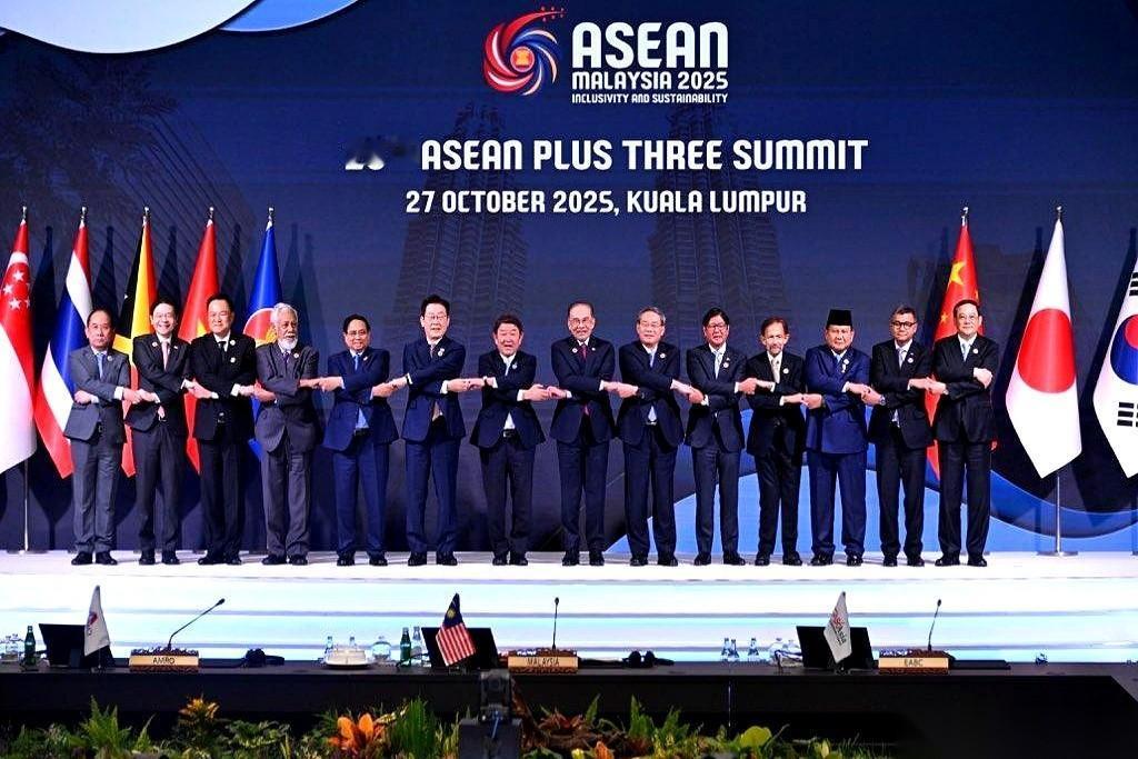 刚刷到东盟那张大合照,信息量真的,比看几十页报告都刺激。日本首相,人直接“消失