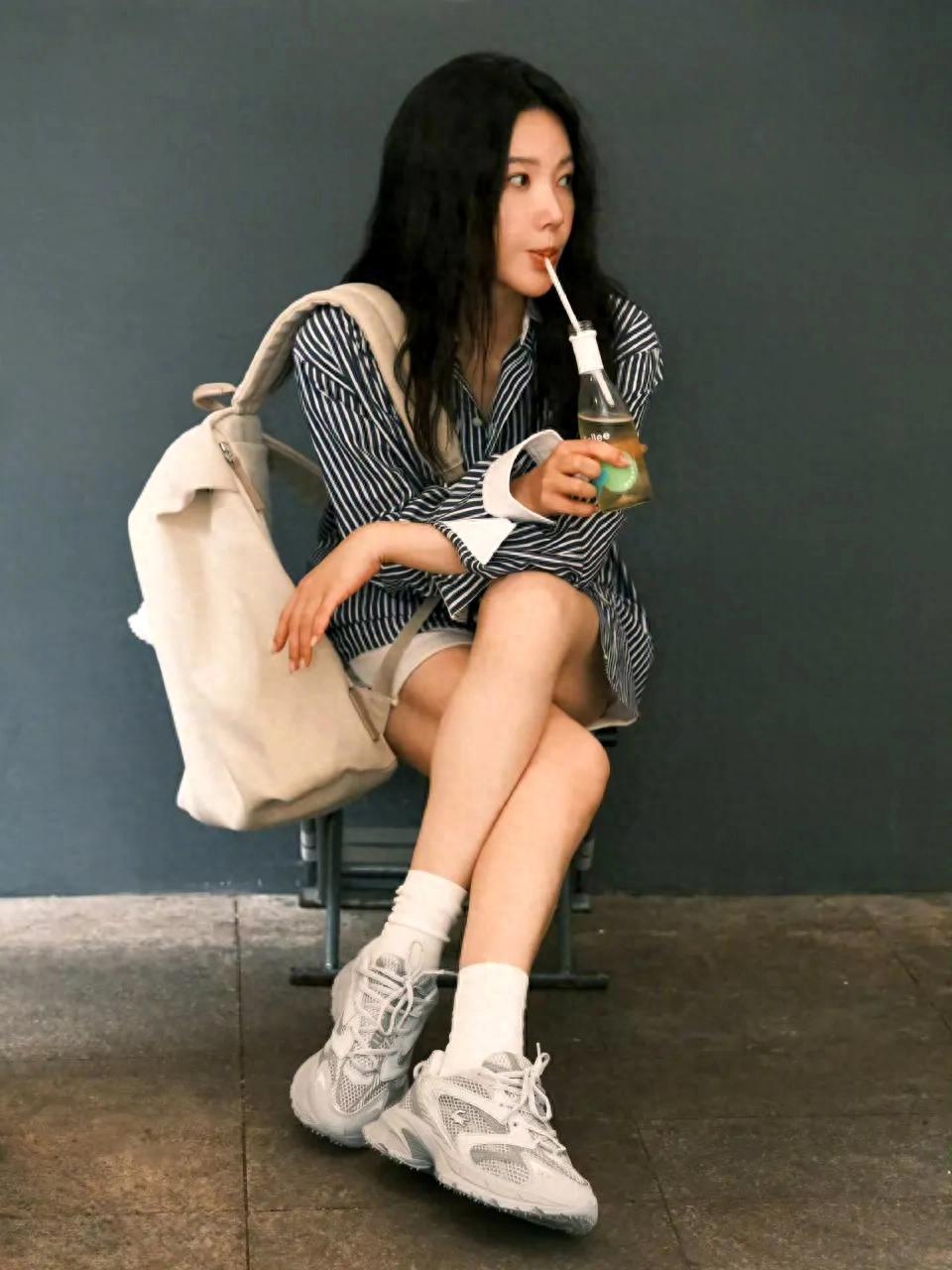 杨子姗白袜美腿，透着青春活力，是自然又吸睛的美