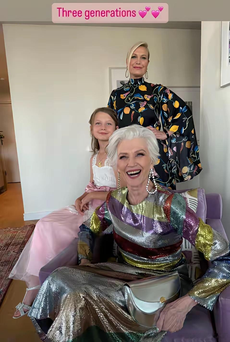 马斯克的母亲耳环戴得比邓文迪还大，她笑得可真幸福。她儿子可是世界首富，这辈子她的