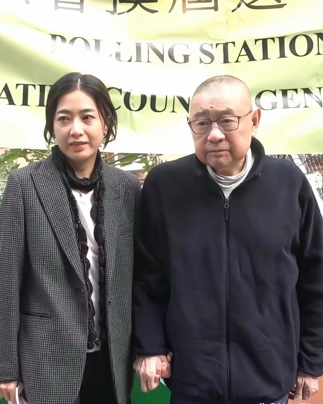 曾经叱咤风云的男人也老了，变成小老头了，眼神和善了也不玩了，知道牵紧老婆的手了。