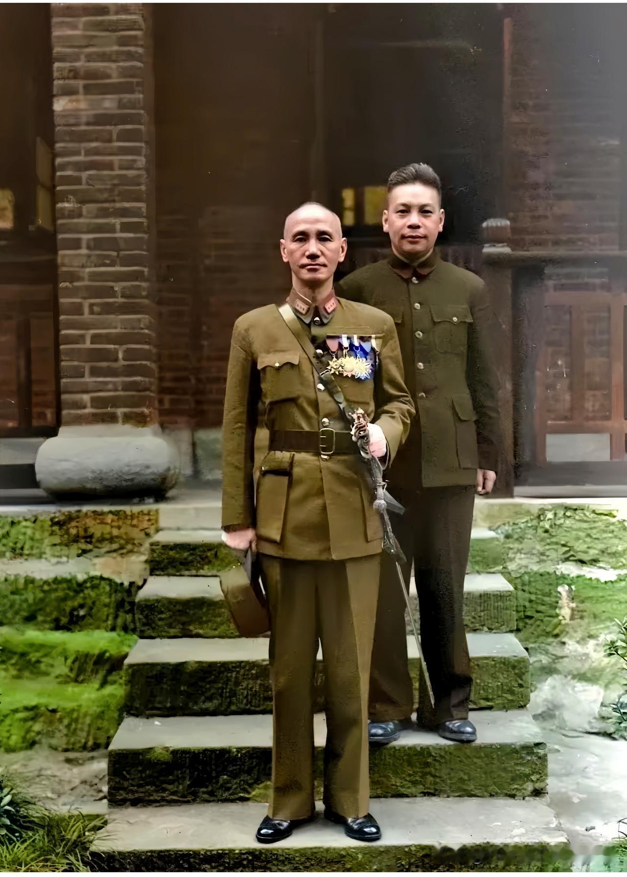 这是上世纪四十年代蒋中正身着戎装与儿子蒋经国在重庆留下的一张合影，大伙儿都好好的