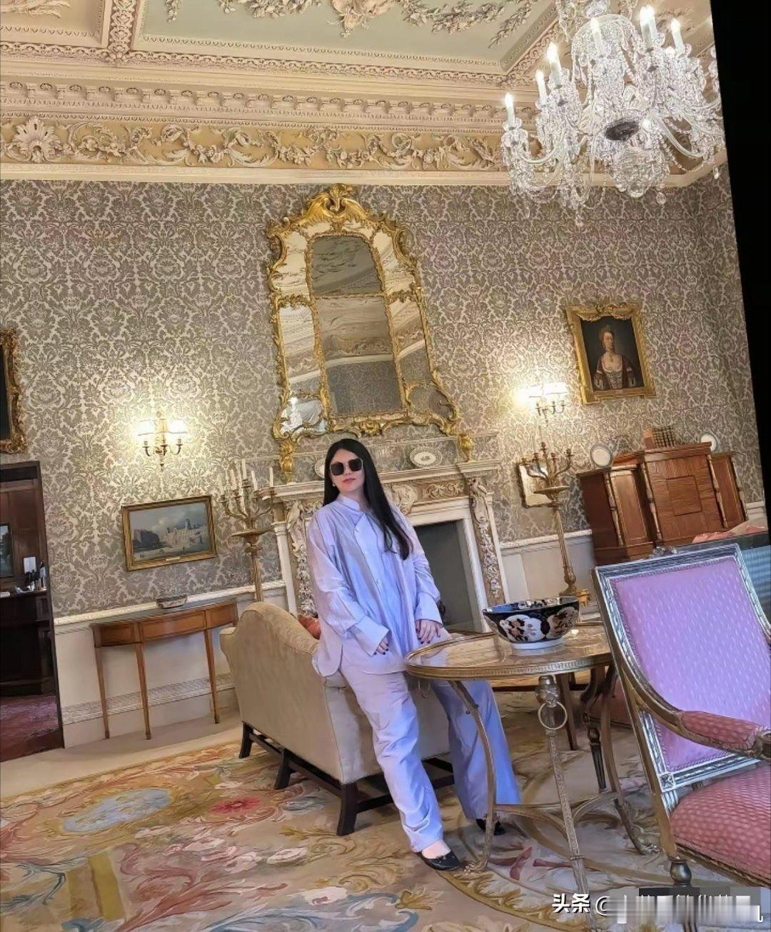 李湘真是越来越让人看不懂了，不仅深夜晒出独自在别墅的照片，还曝光了别墅的外景，只