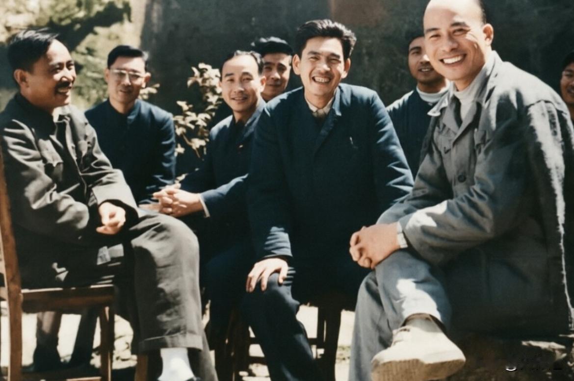 1961年，时任浙江省委副书记林乎加与中央办公厅副主任田家英在浙江调研时的合影。