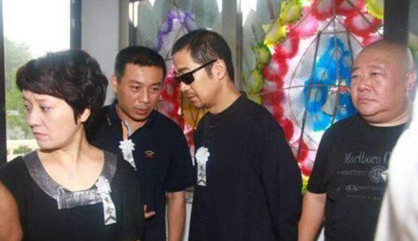 2009年，老戏骨李丁去世，张国立等好友一片哀伤，没想到邓超来了之后，张国立就对