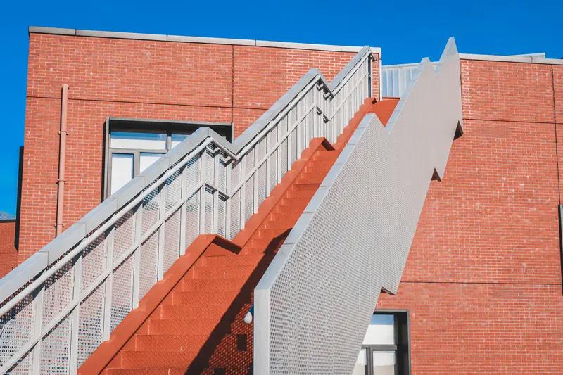 在大学评上副教授后，是继续冲教授还是转行政做中层干部，这确实让人纠结。要是继续