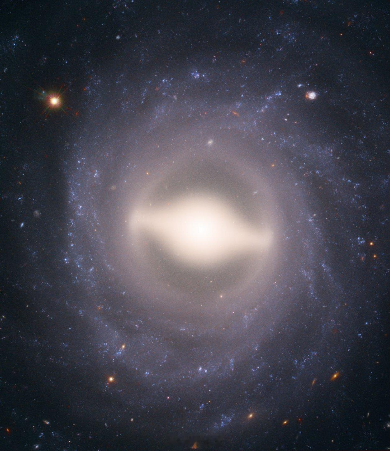 正圆方向盘才是最好的。NGC1015星系，距离我们1.18亿光年。图自哈勃望远