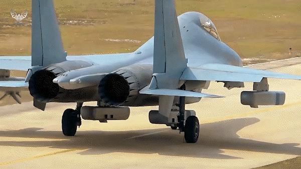 战巡黄岩岛的“彩蛋”来了，真的没想到啊，歼16D也去了黄岩岛？前两天，南部战