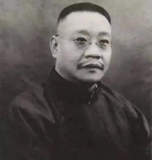 1916年，谭延闿翻身跳到母亲棺材上，青筋暴起："今日我谭延闿已死！开门！"谭家