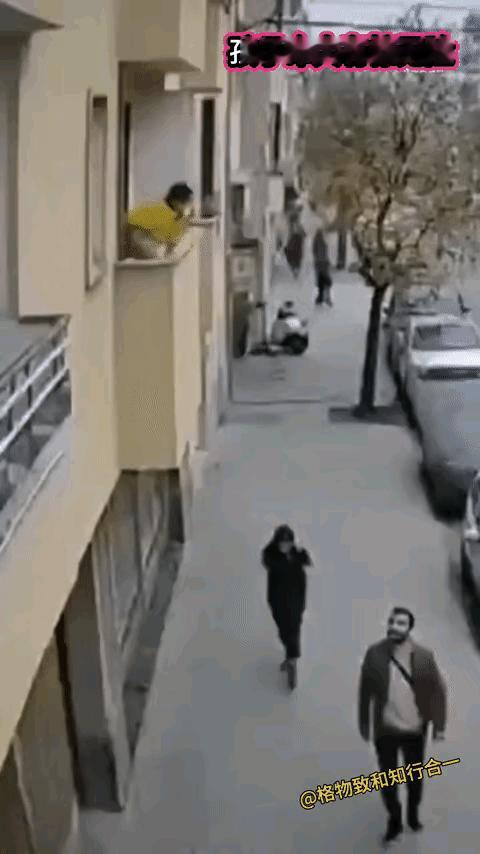 这么点个孩子，为什么要从阳台上跳下来？让人感觉百思不得其解，难道是因为岁数小，根