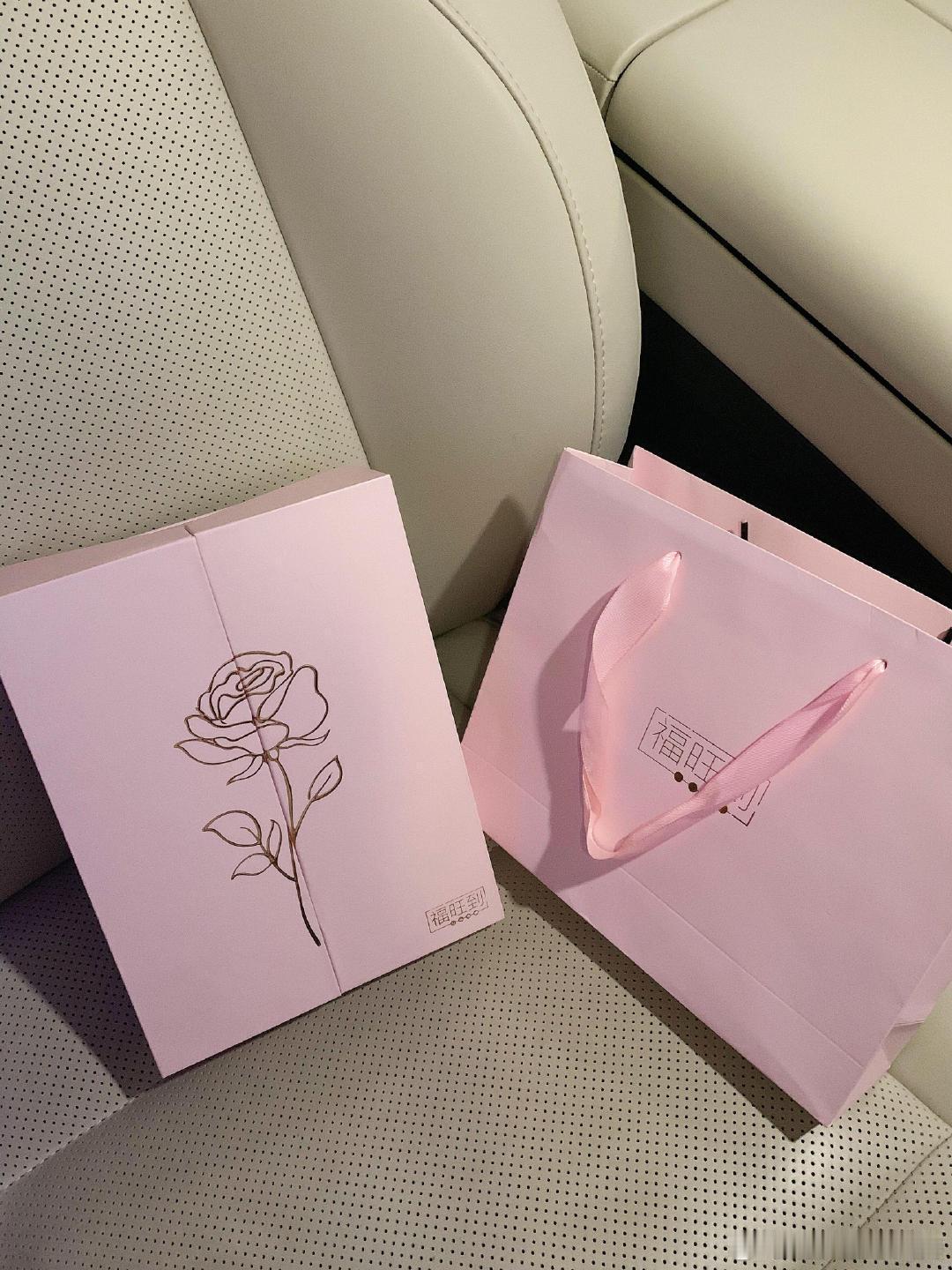 妹妹即将结婚，作为她的亲哥哥，送一份合适的新婚礼物是表达祝福和心意的好方式。这份