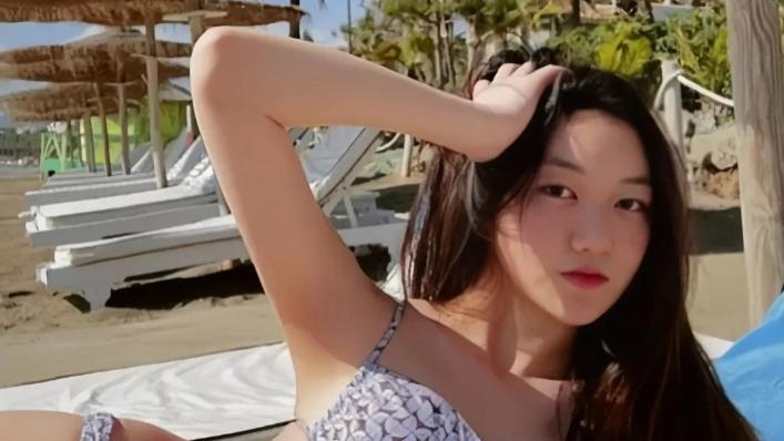 李嫣罕见现身北京SKP,穿搭气场全开,网友惊呼王菲基因太强大!