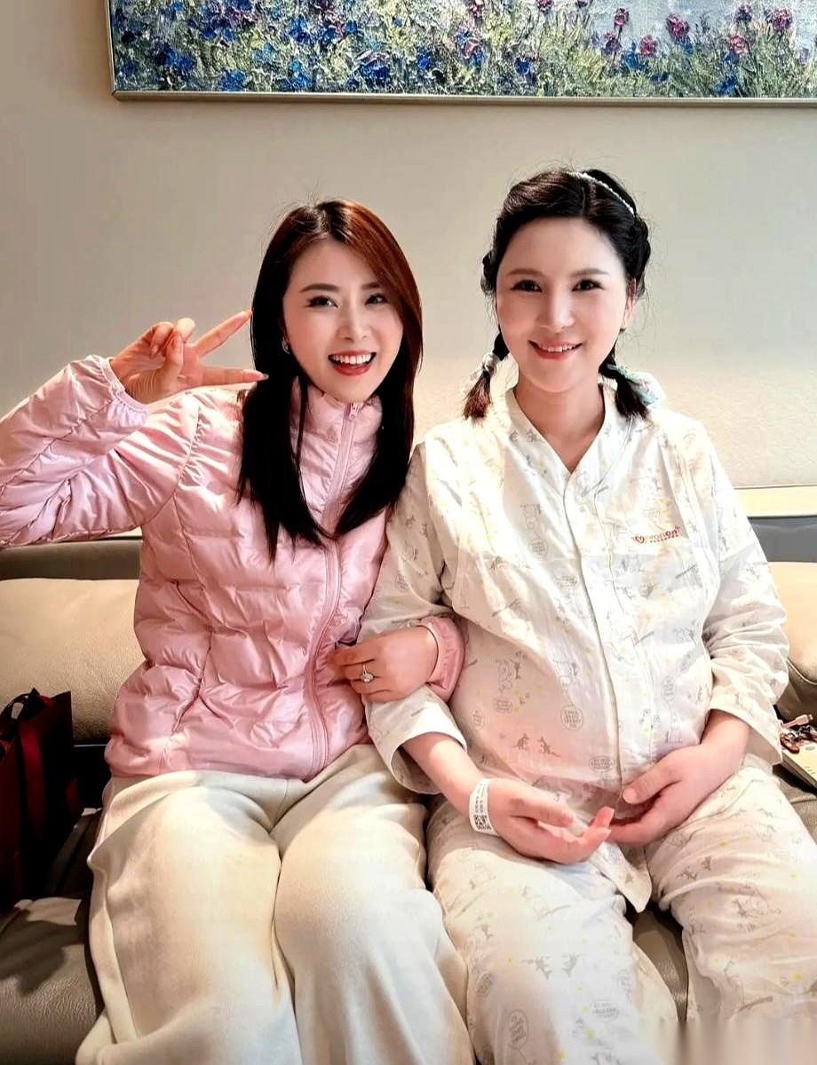 好家伙，十几口人，乌泱泱一片，把产房门口堵得死死的。就等着她，被推进去，然后剖