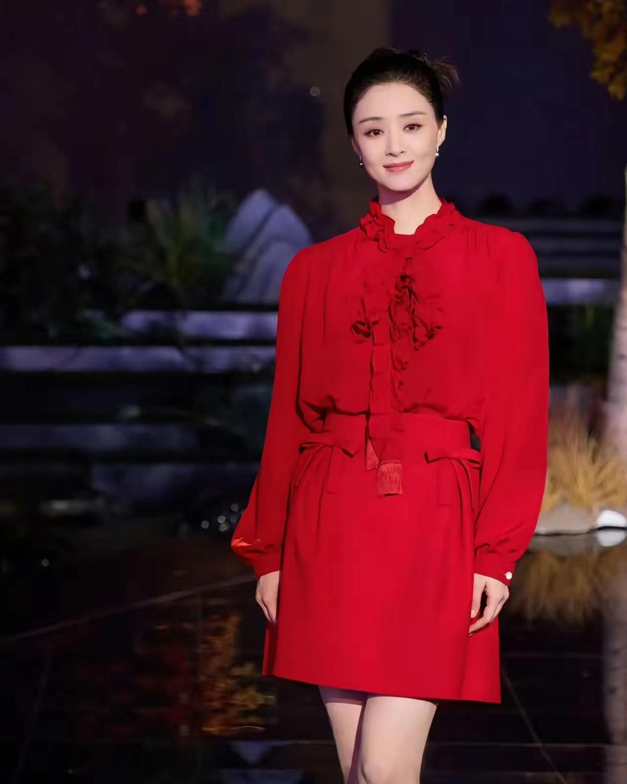 蒋欣在中秋晚会上的造型，真的好漂亮，还是瘦了好看！之前蒋欣一直给人的感