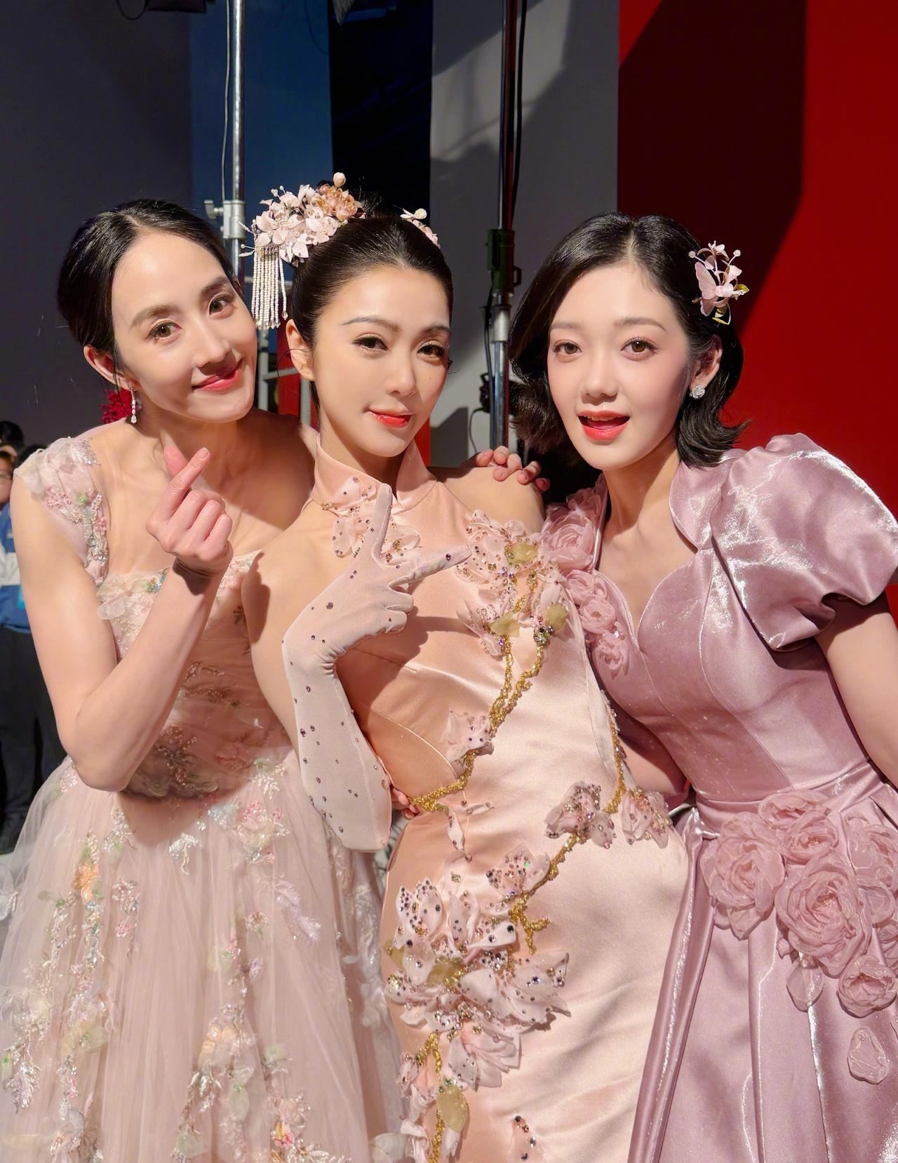 左边是张钧甯，1982年出生，身高168cm。中间是薛凯琪，1981年出生，身