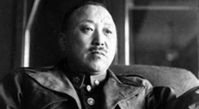 1950年，卫立煌在香港闲逛。冷不丁，身后有人喊：“这不是卫立煌吗？”卫立