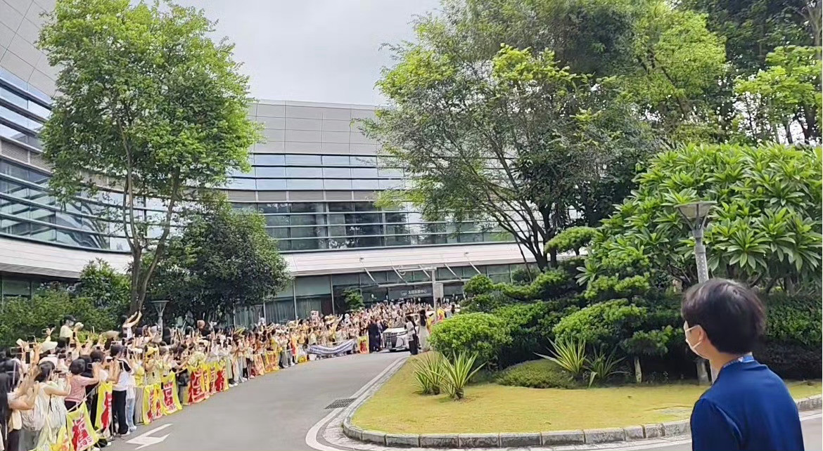 檀健次柳州接机排面难得回来一次大广西，接机排面必须支棱起来，广西人民真的好爱檀