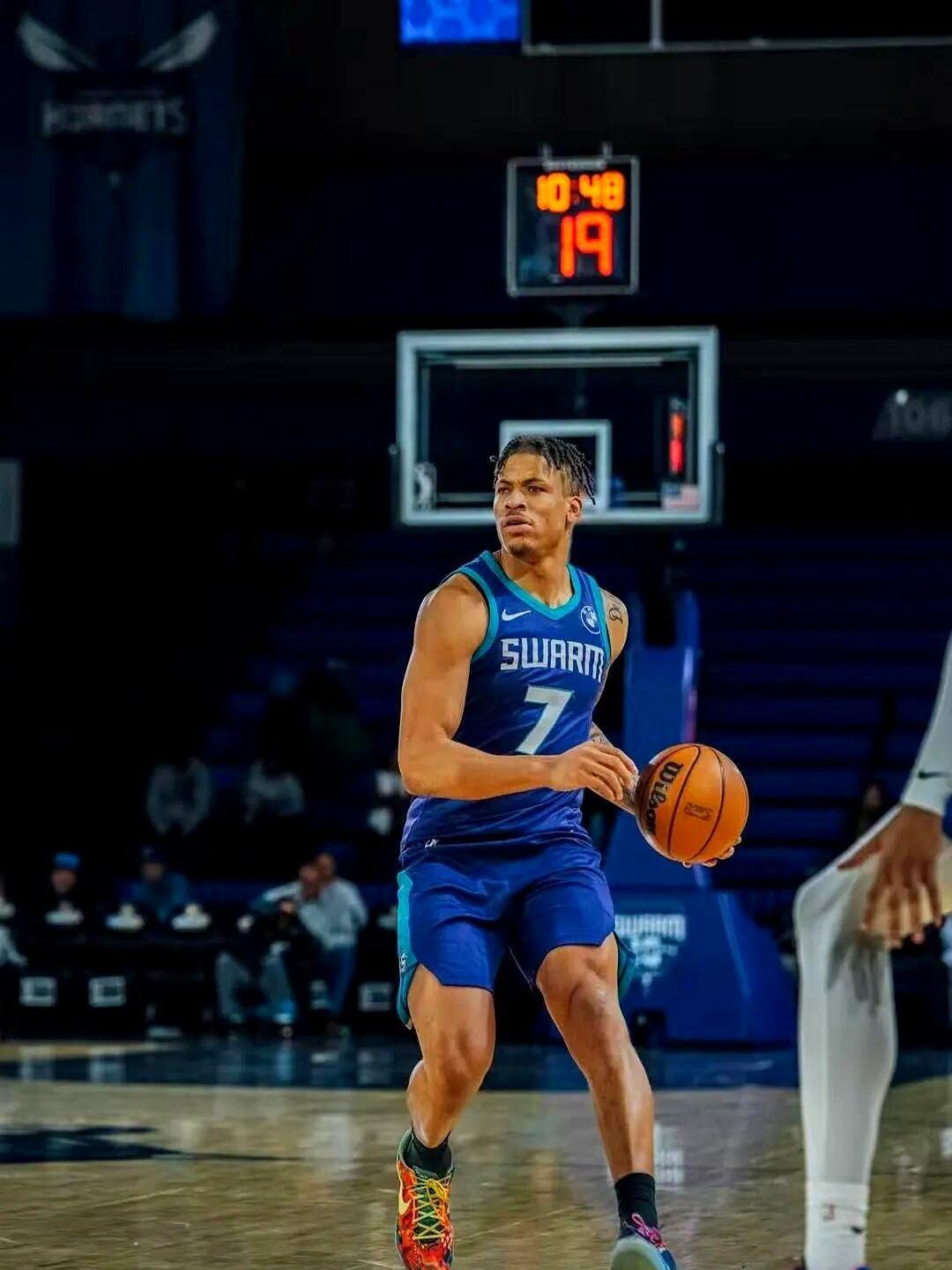 104公斤的肌肉坦克砸进济南，臂展2米11的怪物一脚踹翻CBA外援桌子。你以为山