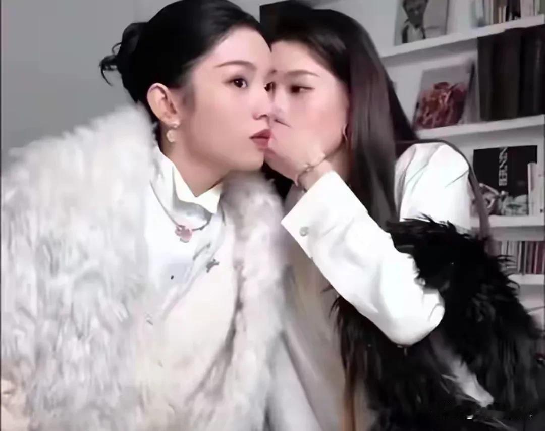 周也和王玉雯这对姐妹，是真能聊啊！从去年底国内的活动，一路聊到了今年巴黎的秀场前