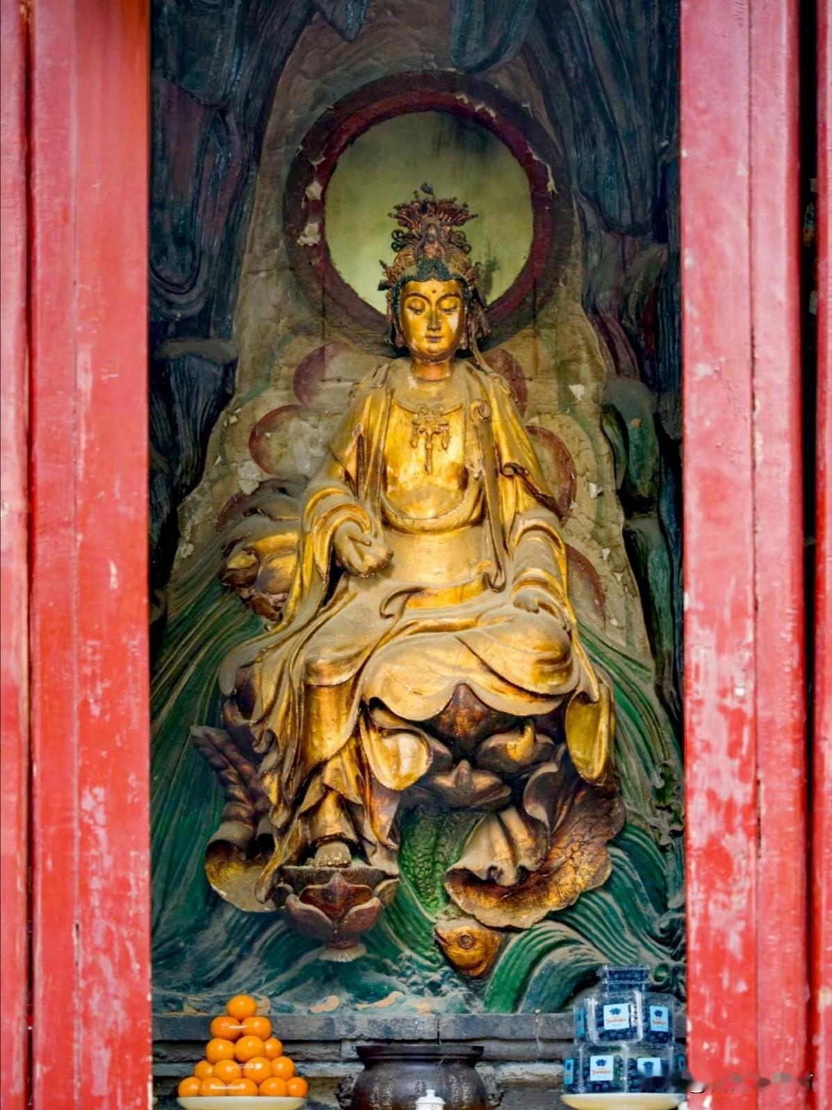白马寺大佛殿｜殿后藏玄机，一尊清幽倒坐观音多数游人走进白马寺大佛殿，目光都
