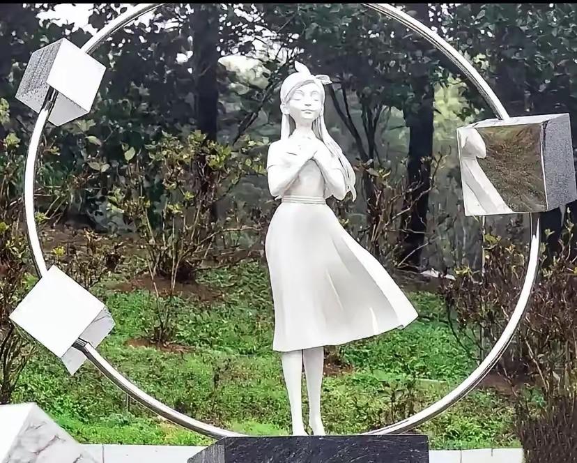 大S这雕像雕得什么鬼，随便找了个卡通人物图吧既然是雕像，首先得像本人。否则赋