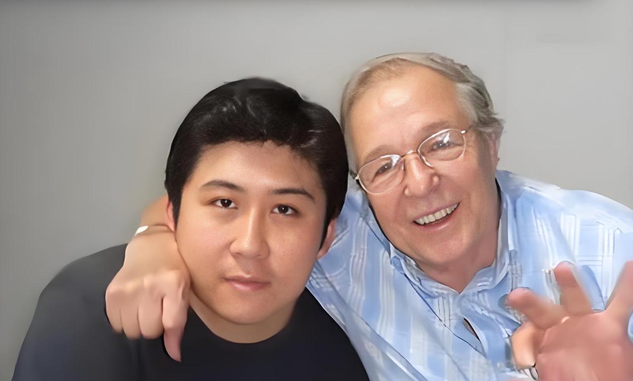 善良不分国界！中国留学生在英国租不起房子，一名好心的英国房东给他免房租，两人同吃