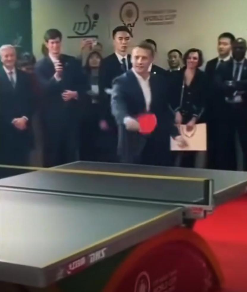 马克龙打乒乓球！体育才是最好的“外交语言”国球不止是竞技项目，更是跨越国界