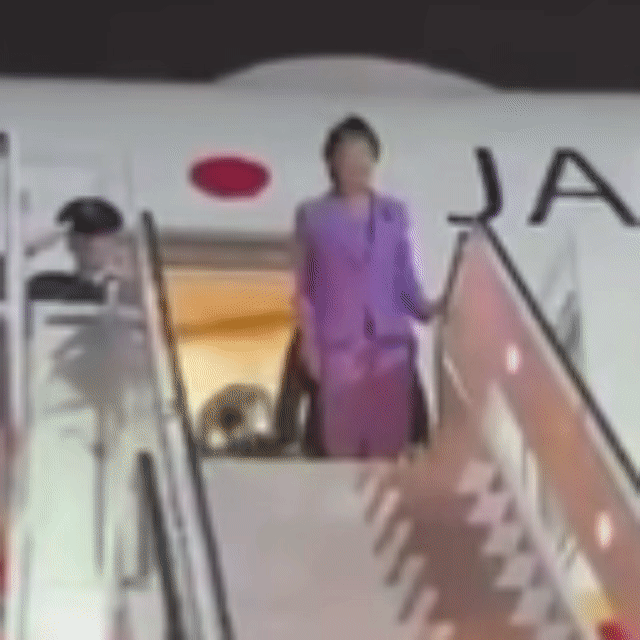 “日本首相高市早苗对着空气挥手！”当地时间9月22日，日本首相高市早苗抵达美国，