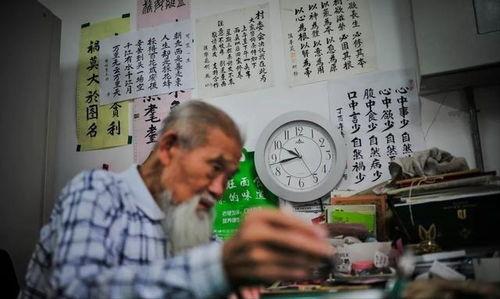 小区有个退休老中医，专给富豪看暗病，穷人分文不收，富人十万起步。小区里那个退休
