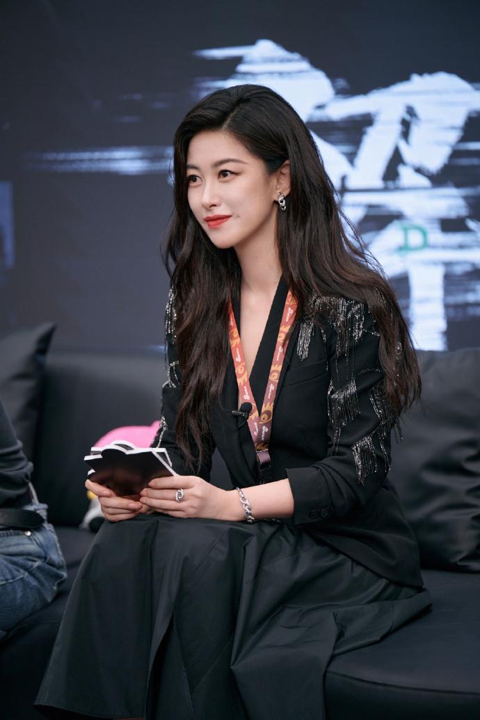 朱珠真是风情万种，一身黑色穿搭尽显优雅气质。