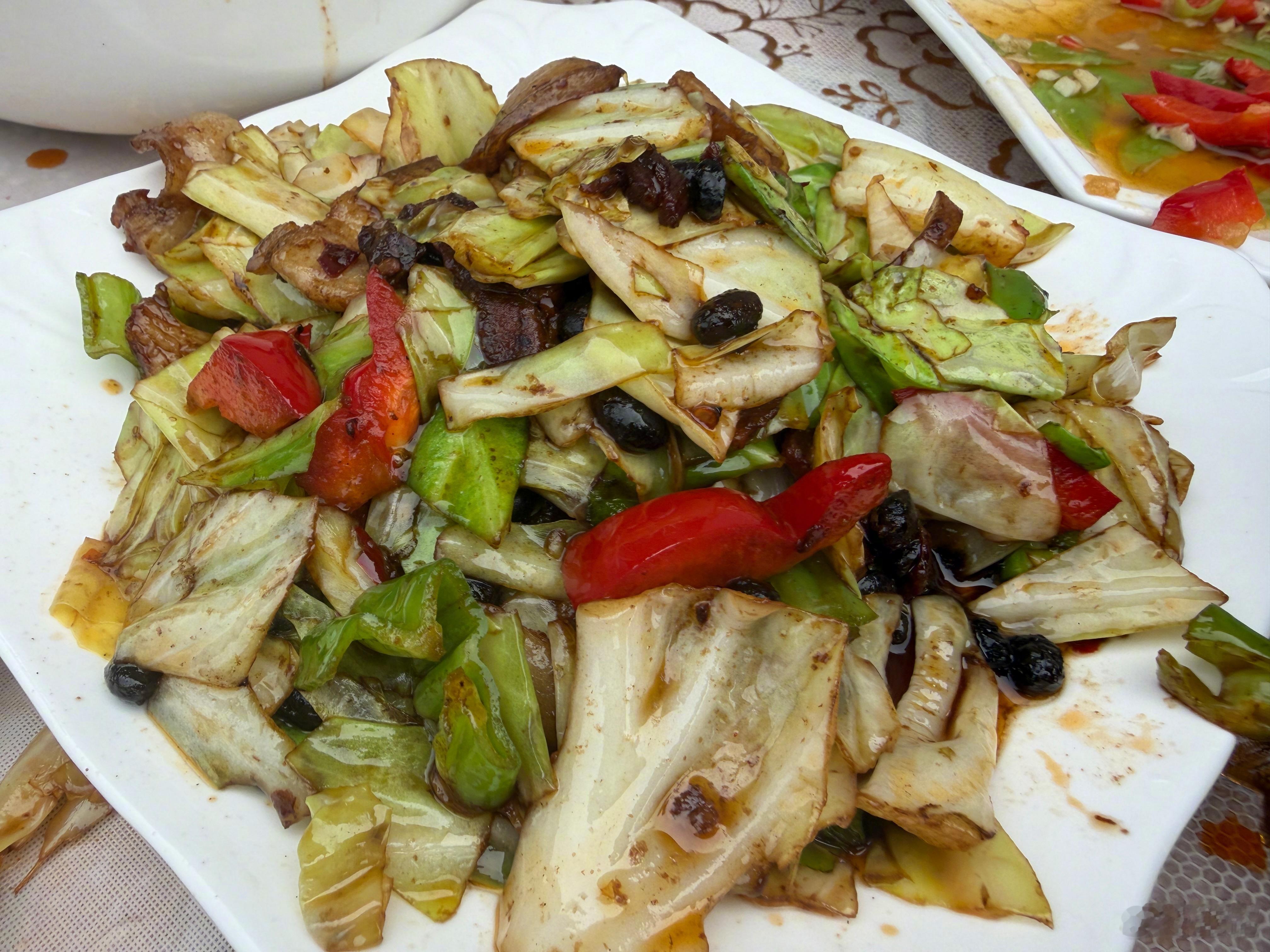 重庆，点了回锅肉，味道特别好！由于肉太少，这已经是连续第三份了……