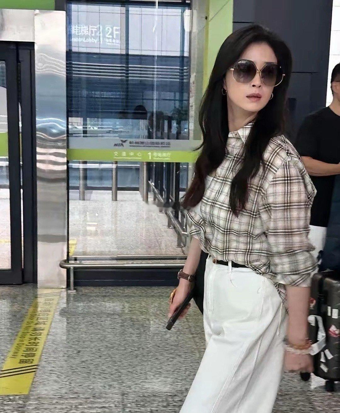 网友在机场偶遇蒋欣，没了妆造和美颜，她本人状态照样好得没话说​