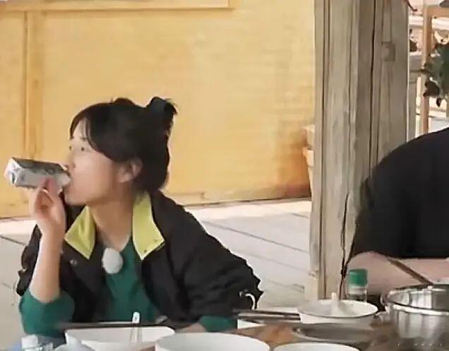 原来向往的生活中，张子枫喝这么多奶，是因为吃不饱吗？​​​