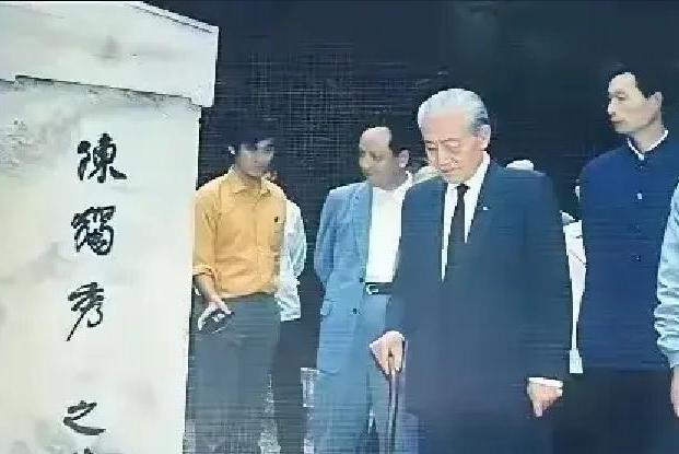 1990年9月，83岁高龄的赵朴初回到家乡安庆，在陈独秀墓前说：你看这墓碑