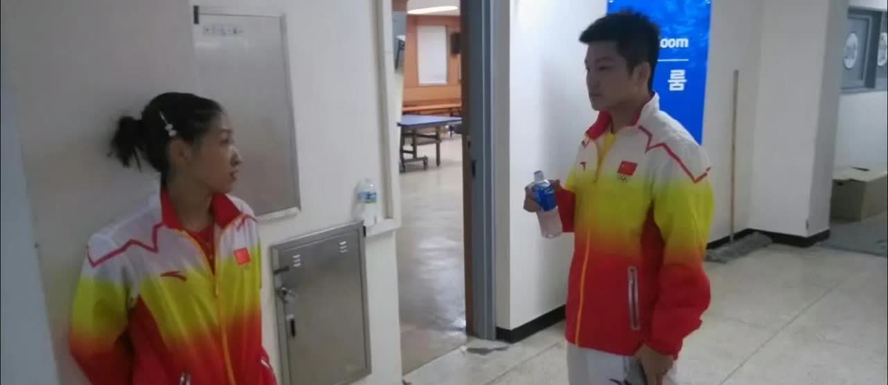 樊振东：雯姐，你能陪我练一下球吗？刘诗雯：你个小屁孩之前不是害羞得胳膊都