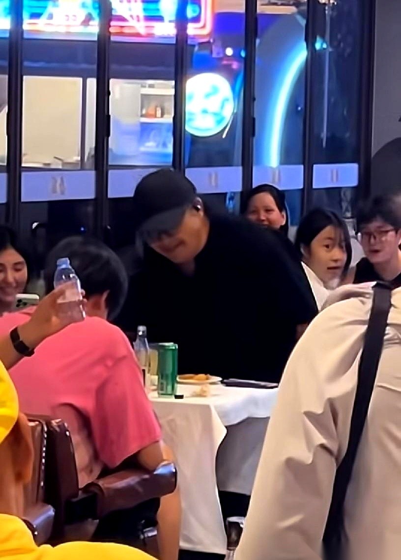 一则关于“63岁刘欢在上海病逝”的网传消息突然刷屏，但真正让大批网友盯着屏幕挪不开眼的，不是这则讣告