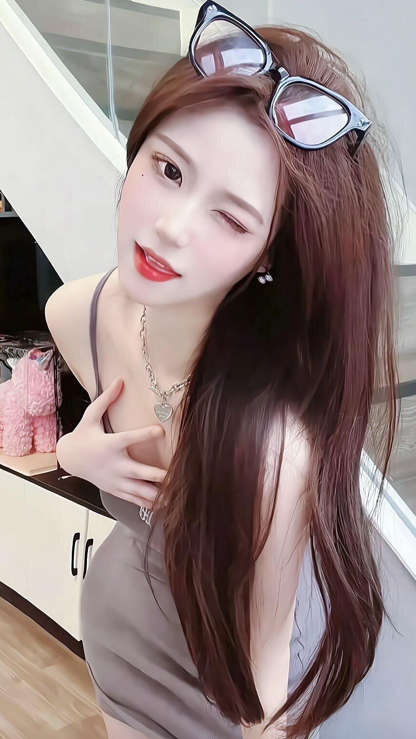 笑话：女同事抱怨：“最近减肥好难啊，一直瘦不下来。”男同事说：“我有个办法，保证