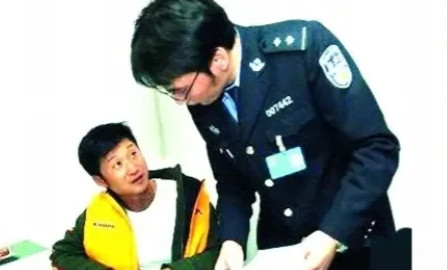 2016年，吴京刚刚上车把车启动了，就被交警拦了下来，吴京无辜地对交警说：“警察