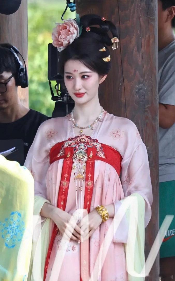 王楚然鞠婧祎唐装造型喜欢谁的～