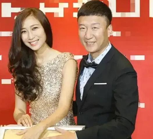 2002年，功成名就的孙红雷忙了一天后回到家，看到43岁的同居女友丁嘉丽正在蓬头