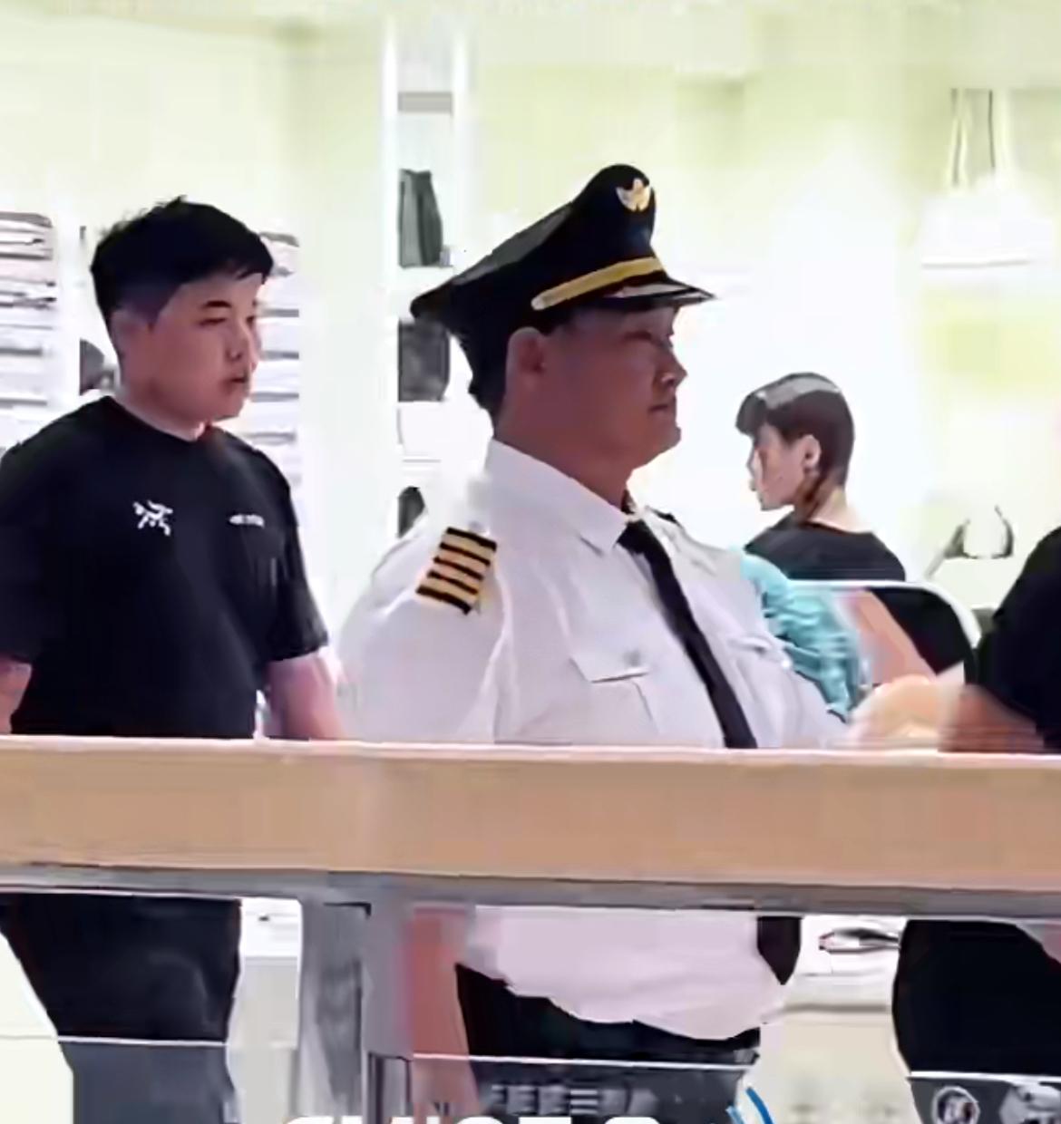 朱之文老师穿啥像啥？不信你看看这又穿上机长的制服走路雄赳赳气昂昂的。2026‑